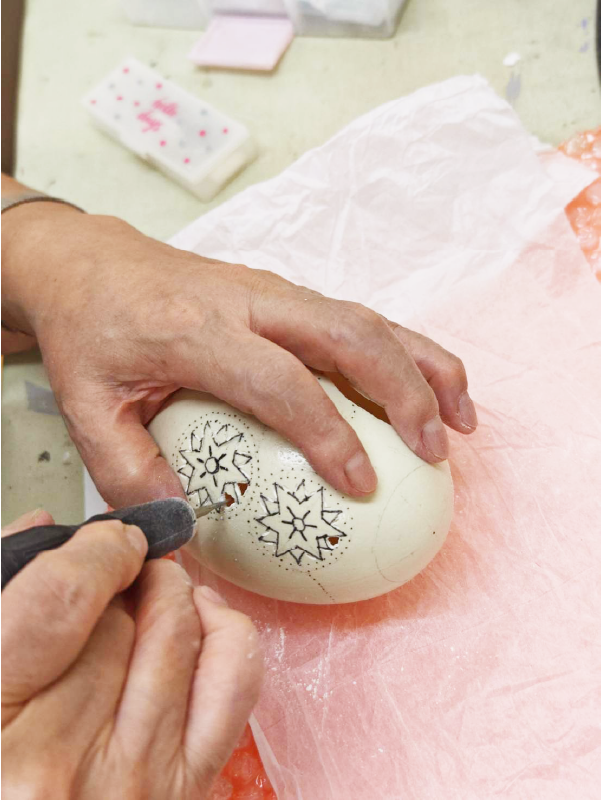 エッグアート教室の作業風景
