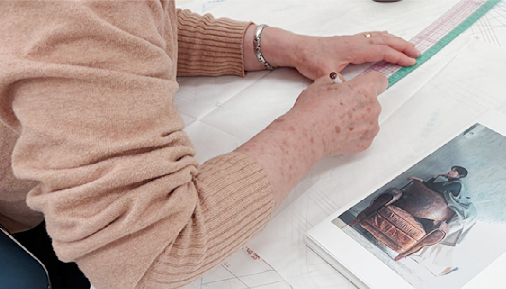 裁縫教室で型紙を写している様子